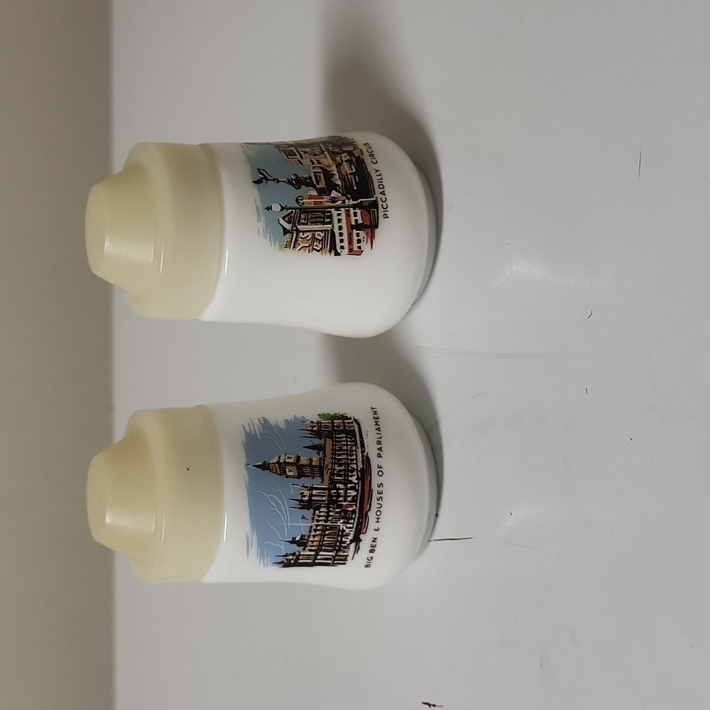 Vintage Salt&Pepper Shakers Big Ben and houses of parliament, Piccadilly circus